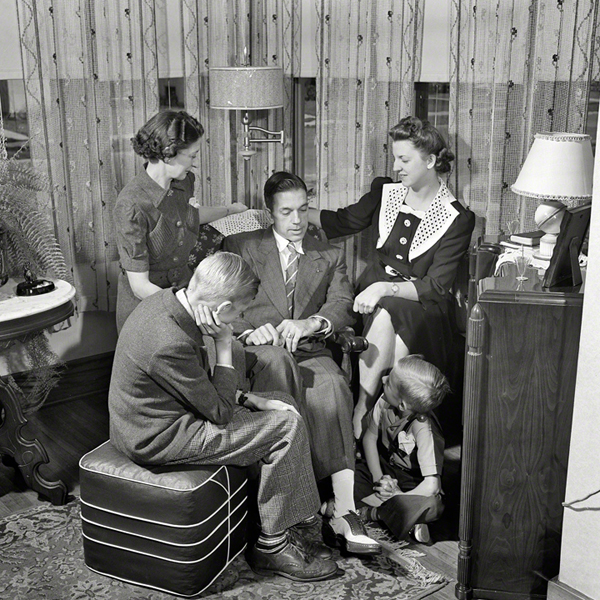 A family gathers to listen to Cladrite Radio